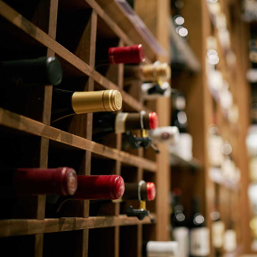 Detalle de bodega y botellas de vino